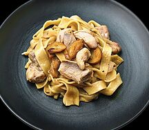 Феттуччине с курицей и грибами в сливочном соусе