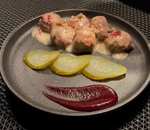 Клопсы из говядины с мясным и свекольным соусом