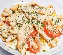 Салат Цезарь с курицей