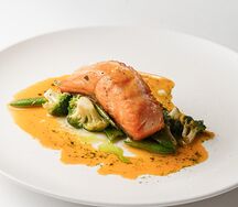 Семга Розе с облепиховым соусом и сезонными овощами