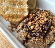 Чиабатта с куриным паштетом и луковым конфитюром