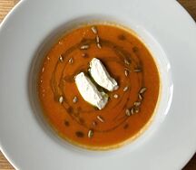 Чечевичный суп с рикоттой и соусом песто