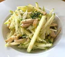 Неаполитанский салат с яблоком, курицей и сельдереем