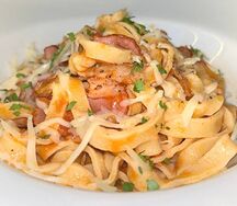 Аматричана с грудинкой и пармезаном с остринкой