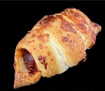 Круассан с сосиской и соусом