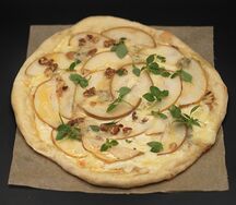 Пицца груша и горгонзола