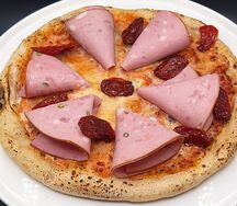 Пицца с мортаделлой и вялеными томатами