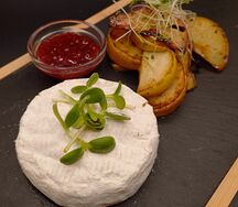 Камамбер из печи и карамелизованная груша