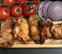 Шашлык из курицы в тарелке