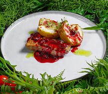 Утиная грудка с печеными яблоками