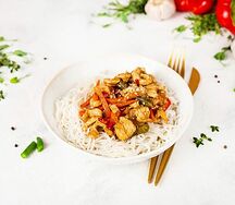 Курица Сайвай с рисовой лапшой