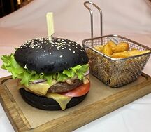 Бургер с беконом и картофелем по-деревенски