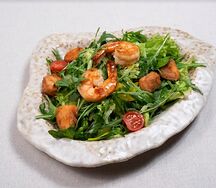 Салат с жареной семгой, руколой и креветками