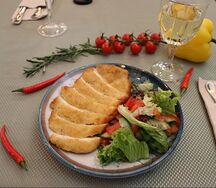 Шницель куриный со свежими овощами