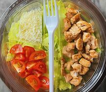 Салат Цезарь с курицей