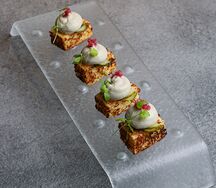 Бриошь, крем из шпрот, маринованный лук брюнуаз