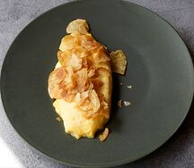 Омлет с трюфельным кремом и чипсами 