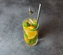 Лимонад Iced tea с крапивой, мятой и апельсином