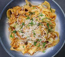 Паста с курицей в томатном соусе