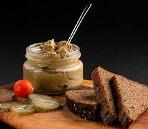 Паштет из куриной печени с тостами и малосольными огурцами