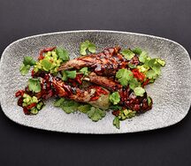 Каре ягненка с молодым картофелем, томатной сальсой и соусом демиглас