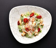 Романо с цыплёнком гриль и соусом из балтийских шпрот 