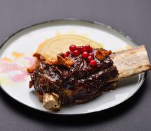 Говяжье ребро с яблочным пюре и моченой брусникой