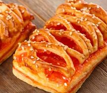 Булочка с персиковым джемом