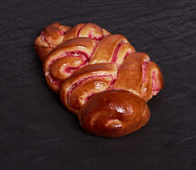 Булочка с творогом и малиной