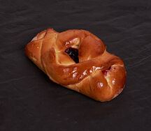 Булочка с вишней