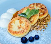 Сырники с пюре манго, сметаной и карамелизированным белым шоколадом