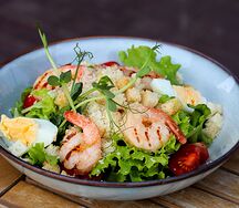 Салат Цезарь с креветками