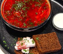 Борщ с говядиной, гренками и салом