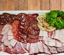 Плато мясных деликатесов