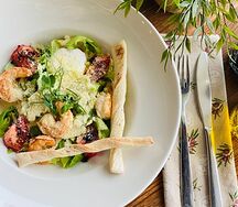 Салат Цезарь с креветками
