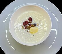 Рисовая каша с ягодами и грецкими орехом