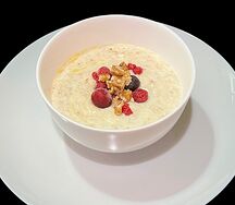 Овсяная каша с ягодами и грецким орехом