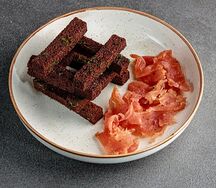 Бородинские гренки и вяленое мясо