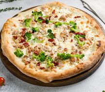 Пицца с курицей и брокколи