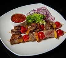 Шашлычки на шпажках из cвинoй шейки