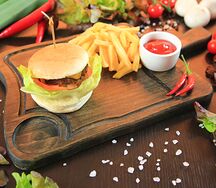 Бургер с картофелем фри и кетчупом