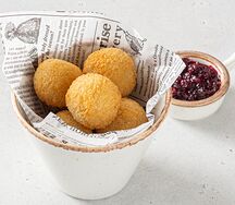 Сырные шарики с ягодным соусом 