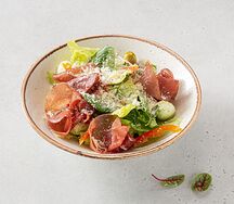 Салат с коппой и моцареллой