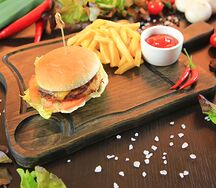 Чикенбургер с картофелем фри и кетчупом