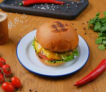 Бургер с курицей и беконом