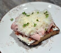 Бриошь с мортаделлой 