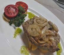 Свиная шейка, жаренная с луком по-домашнему
