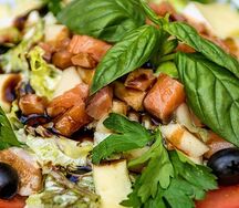 Салат с креветкой и сёмгой