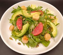 Салат с гребешками, апельсином и авокадо