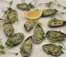 Мидии в пармезановой корочке из печи